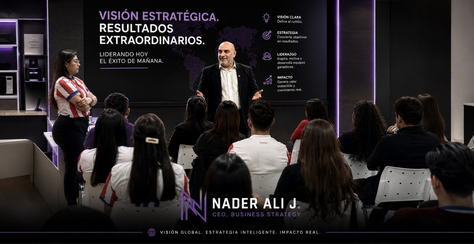 Nader Ali J. em uma palestra, diante de uma plateia.